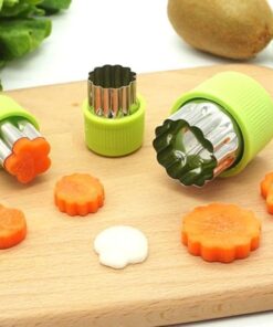 مجموعة من 12 قالب تقطيع خضروات مصنوعة من الستانلس ستيل، قوالب صغيرة لتقطيع الفواكه والبسكويت بأشكال متنوعة مثل الزهور والنجوم والقلوب وأشكال الحيوانات. أدوات تقطيع طعام ديكورية مناسبة لتحضير السندويتشات والجبن والخبز والخضروات