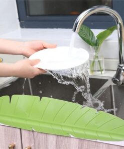 واقي تناثر المياه للحوض على شكل ورقة مصنوع من السيليكون، حاجز خلفي للمياه مع درع للصنبور، مناسب للمطبخ والحمام، مضاد للتناثر أثناء غسل الأطباق. مزود بـ أكواب شفط للتثبيت ولوح حجز يحمي سطح الرخامة، إكسسوار حماية للكونتر، باللون الأخضر.