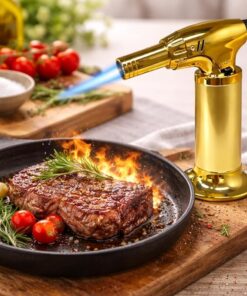 شعلة مطبخ احترافية للطهاة لون ذهبي، تعمل بالبوتان، مع لهب نفاث قابل للتعديل وقفل أمان. قابلة لإعادة التعبئة، مثالية للطبخ، شواء اللحوم، تحضير الحلويات، الشوي، واستخدامات المخيم والنار المفتوحة.