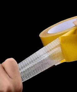 شريط لاصق مزدوج الجوانب عريض - قوي للتثبيت على الحائط مع شبكة من الألياف الزجاجية يصلح لتوصيل السجاد وقنوات التغليف، 5 سم × 300 شفاف